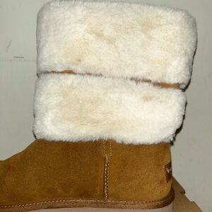 KOOLABURRA BY UGG 7.5
Worn a couple times
DM FOR QUESTIONS